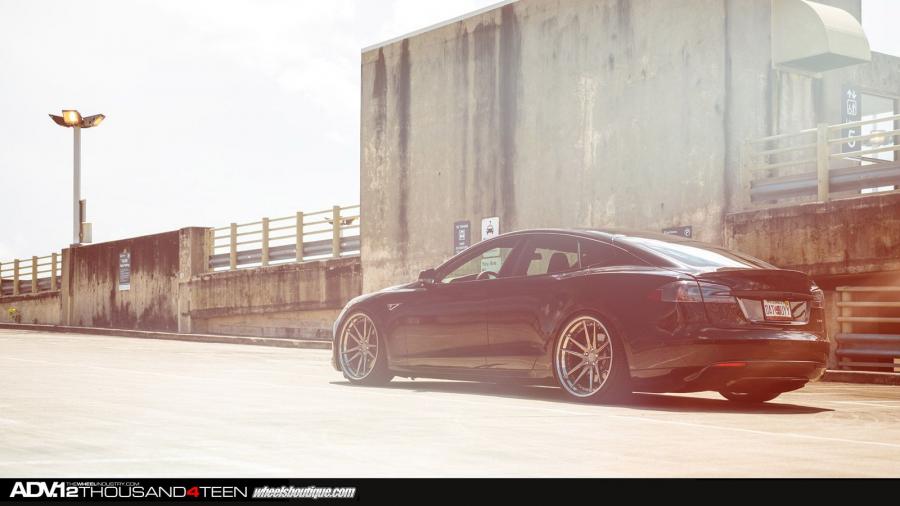  Tesla Model S by ADV.1 Wheels 2014 года  (фото 6 из 21)